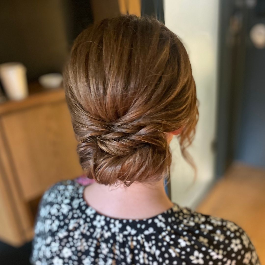Can short hair have Messy Bun For Wedding Hairstyle? Messy bun hairstyle  never goes out of fashion. just add a little acessories to it and it will  give you an elegant look